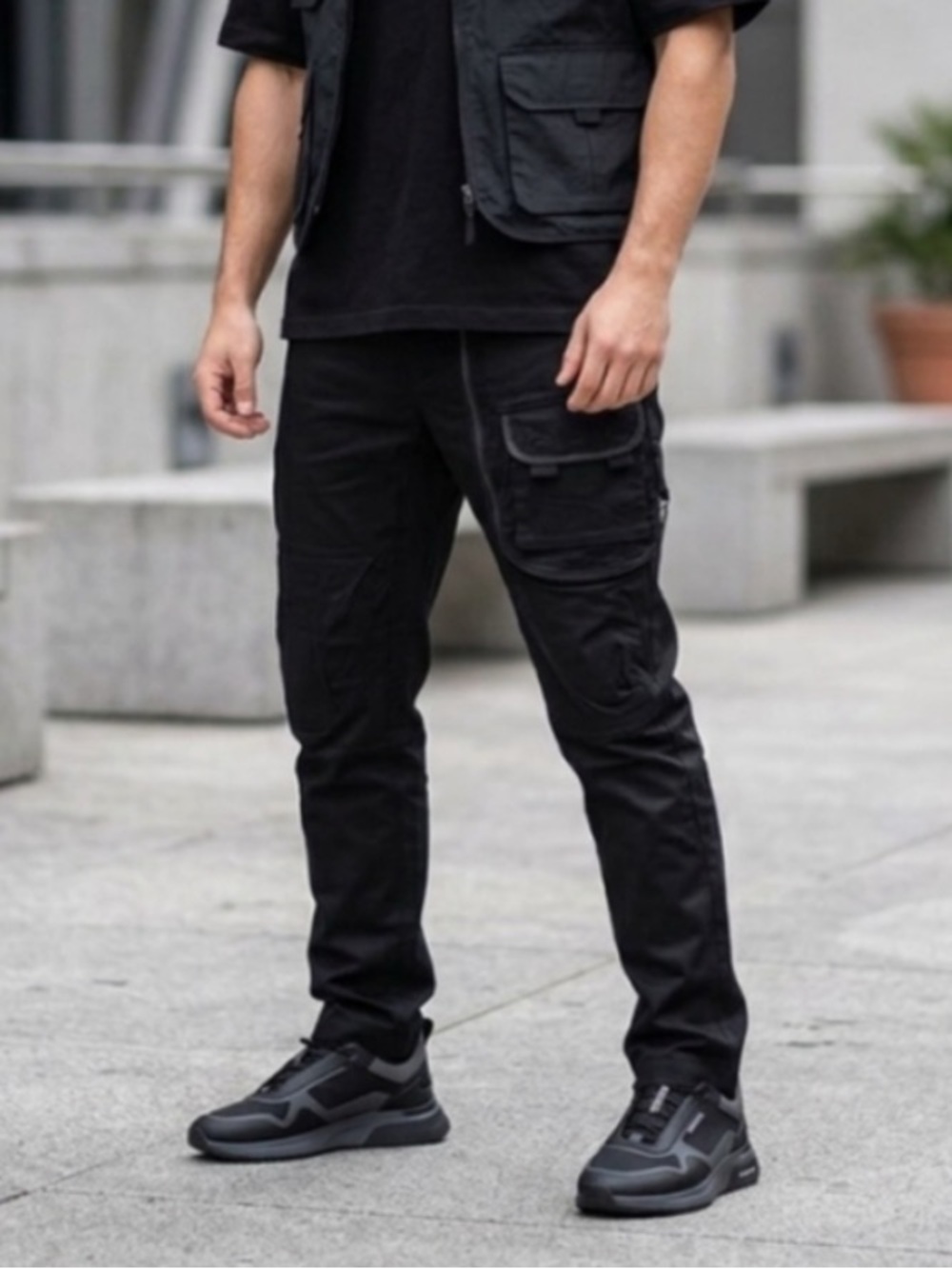 Embellish NYC Men’s Black Kai Cargo Pants with Silver Zipper Details Size 32